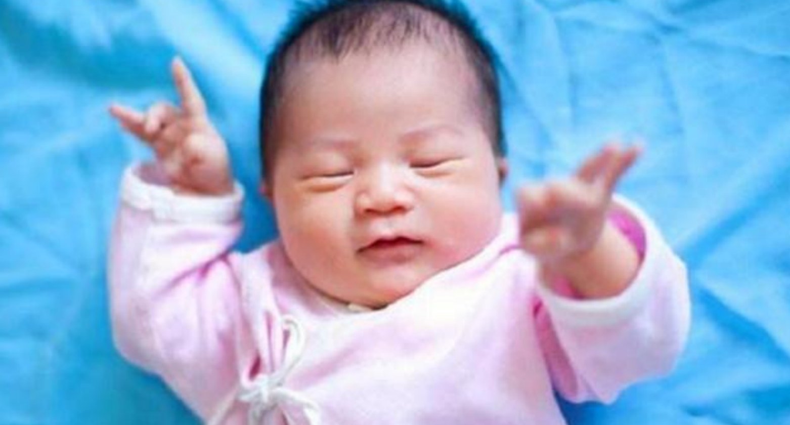 宝宝姓杨，护士手滑将出生证名字打错，为什么宝妈看后不怒反笑？