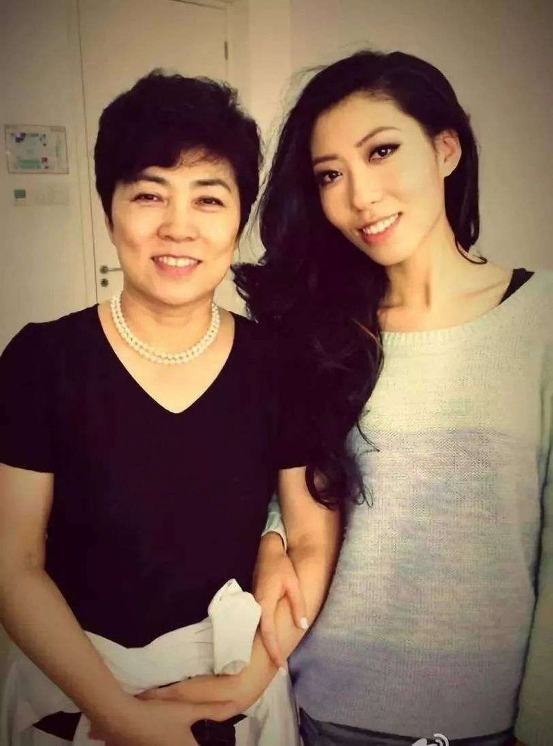 曲婉婷母亲受贿被判无期徒刑,曲婉婷对此是如何回应的?