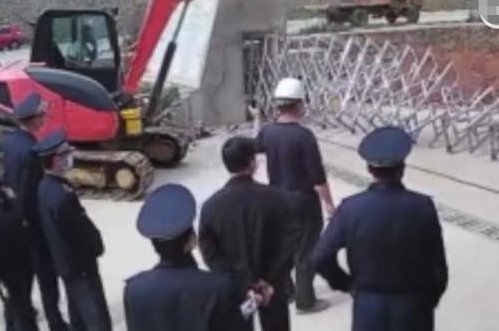 城管局局长拆校门,为何网友疑是选择性执法?