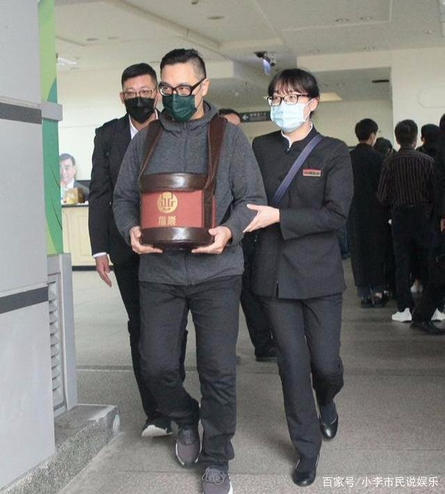 辛龙未参加妻子刘真火化仪式，是在向刘真表决心吗？