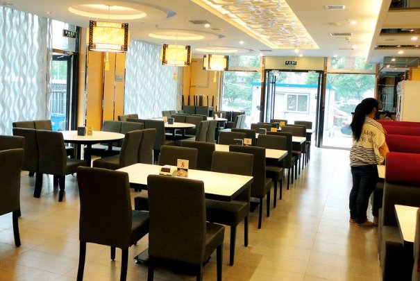 四川一餐厅老板因工资结算起冲突殴打员工，遇到这种事该如何正确处理？