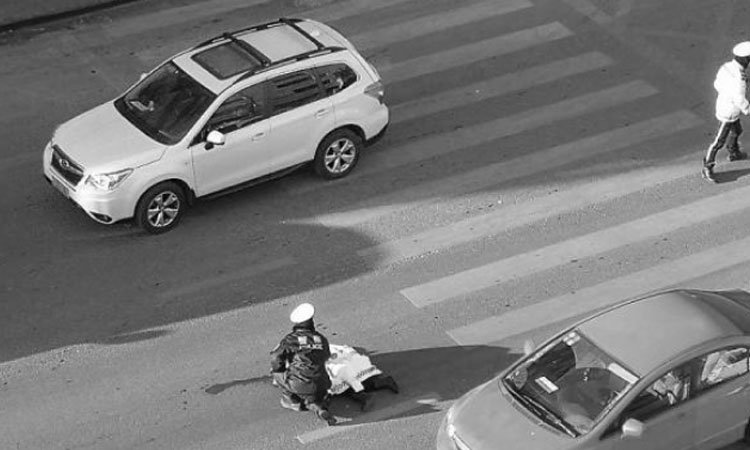 大连一轿车冲撞人群致4死3伤,此起交通事故为何会导致如此严重的后果?