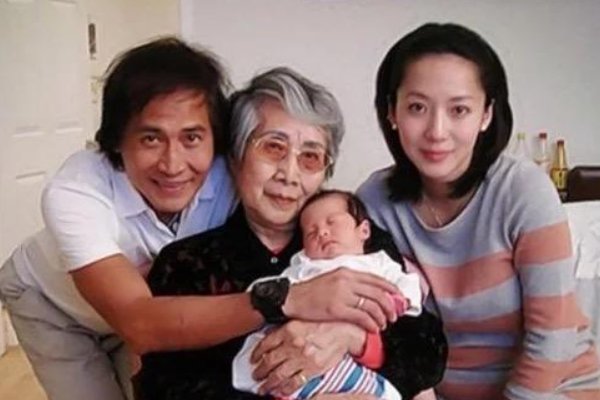 61岁的齐秦近照曝光，他的另一半是做什么的？