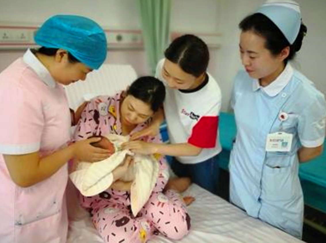 宝宝姓杨，护士手滑将出生证名字打错，为什么宝妈看后不怒反笑？