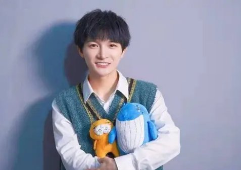 周深照片被核酸亭作为张嘴示范,他还曾有过哪些出圈名场面?