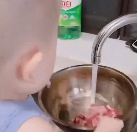 1岁多萌娃穿尿不湿单手打鸡蛋，网友为何大赞他是厨神？