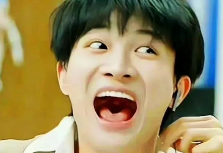 周深照片被核酸亭作为张嘴示范,他还曾有过哪些出圈名场面?