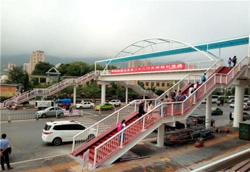 女子在南宁街头和南湖公园裸露下半身拍照,这种行为是否必须进行严惩?