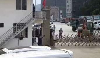 城管局局长拆校门,为何网友疑是选择性执法?