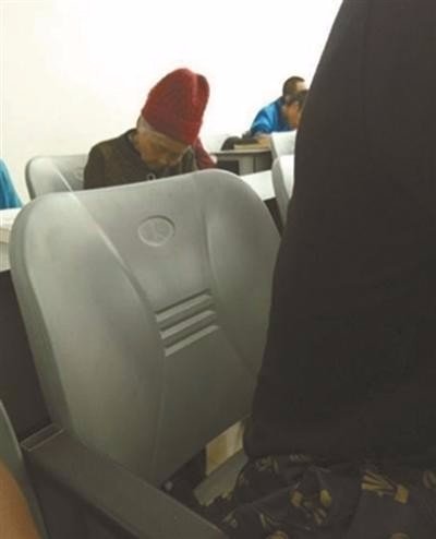 大学副教授为何带病母上课呢?